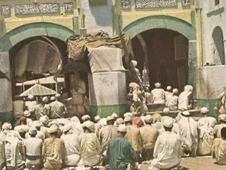 1953 ގައި ހައްޖުގެ މަތިވެރި އަޅުކަން އަދާކުރެއްވުމަށް ދިއަ ހައްޖާޖީން  - ކީރިތި ރަސޫލާ އެކަލޭގެފާނުންގެ ޙައްޖުގައި އުއްމަތާ މުޚާޠަބު ކުރައްވައި އަސަރުން ފުރިގެންވާ ޚުޠުބާއެއް ދެއްވި