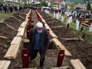 ބޮސްނިއާ ހަޒްގޮވީނާ ގަތުލްއާންމުގައި މަރުވި މީހުންގެ ޖަނާޒާގެ ތެރެއިން: މިގަތުލްއާންމުގައި 8،000 މުސްލިމުން ވަނީ ދުނިޔެ ދޫކޮށްފައި