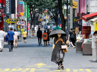 ދެކުނު ކޮރެއާގެ މަގުމަތީ މީހުން މާސްކު އަޅައިގެން ހަރަކާތްތެރިވަނީ