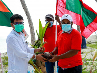 ހޯރަފުށި އެއަރޕޯޓުގައި ގަސް އިންދުމަށް ކެލާ ޔޫތް ފޯރަމްއިން ގަސް ހަދިޔާ ކުރަނީ