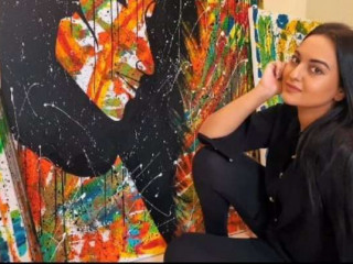 ސޮނާކްޝީ ސިންހާ އޭނާ ކުރަހާފައިވާ ކުރެހުމެއް ކުރިމަތީ