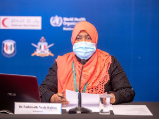 އެޗްއީއޯސީގެ ތަރުޖަމާނު ޑރ. ނަޒްލާ ރަފީގު ނޫސްވެރިންގެ ބައްދަލުވުމުގައި ވާހަކަ ދައްކަވަނީ