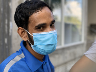 ކޮވިޑުން ރައްކާތެރިވުމަށް މާސްކެއް އަޅައިގެން ހުރި މީހަކު: ވަލްނިރަބަލް މީހުންގެ އަދަދު ނިސްބަތުން މަދު