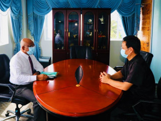 ފޮރިން މިނިސްޓަރ އަބްދުﷲ ޝާހިދު (ވ) އަދި ޗައިނާގެ ސަފީރު ލިޒޮންގ (ކ) ބޭއްވި ބައްދަލުވުމުގެ ތެރެއިން