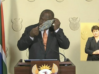 ސައުތް އެފްރިކާގެ ރައީސް ސިރިލް ރަމަޕޯސާ މާސްކު އަޅުއްވަނީ