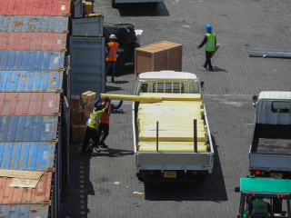 އެމްޕީއެލްގެ މާލޭ ކޮމާޝަލް ބަނދަރަށް ގެނެސްފައިވާ މުދާ ހުސްކުރުމުގެ މަސައްކަތުގައި ބަޔަކު ހަރަކާތްތެރިވަނީ