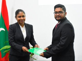 ޤާޟީ އާދަމް މުހައްމަދަށް ފަނޑިޔާރުކަމުގެ ފަތްކޮޅު ޖޭއެސްސީގެ ރައީސް ހިސާން ހުސެއިން ހަވާލުކޮށްދެއްވަނީ