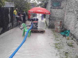 ރަށެއްގައި ބޮޑުވެފައިވާ ފެންގަނޑު ބަޔަކު ހިއްކަނީ