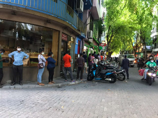 މާލޭގެ ފިހާރައެއްގައި އެއްޗެހި ގަންނަން މީހުން ކިޔޫ ހަދައިގެން