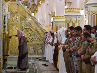 ހަމައެކަނި މުވައްޒަފުންނާއެކު މަސްޖިދުއް ނަބަވީގެ މި އަހަރުގެ ފުރަތަމަ ތަރާވީސް ކޮށްފި