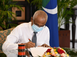 ރައީސް ސޯލިހު ކުރީގެ މެންބަރު ހުސައިން މުހައްމަދުގެ ހަނދާނުގައި ހުޅުވާފައިވާ ތަޢުޒިޔާގެ ދަފުތަރުގަ ސޮއިކުރައްވަނީ