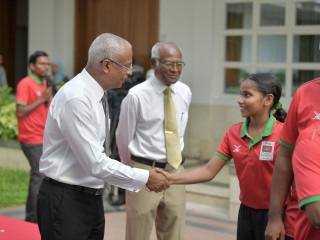 ރައީސް ސޯލިހުއާ ހުނަރުވެރި ކުޅުންތެރިޔަކާ ސަަލާމް ކުރަނީ