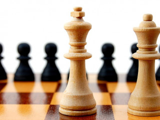 ބޯޑުގެ ދެ ފަރާތުގައި ދެ މަންތިރިއާ ދެ މަނާ ބައިންދައިގެން، \"ބޮނދު\" ހެވިފައި!