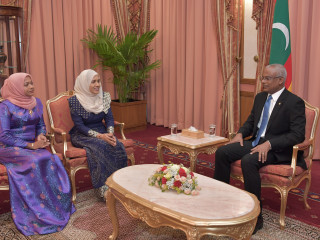 ރައީސް އޮފީހުގައި ހޯމަ ދުވަހު ބޭއްވުނު ފަތްކޮޅު އެރުވުމުގެ ރަސްމިއްޔާތުގެ ތެރެއިން