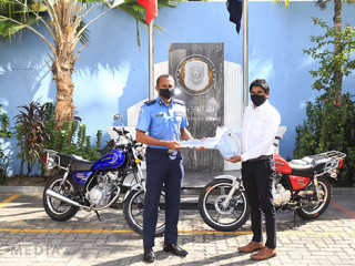 ލިޓަސްއިން ފުލުހުންނަށް ސައިކަލު ހަދިޔާކުރަނީ