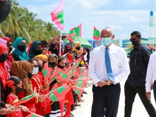 ރައީސް ސޯލިހު އެންމެފަހުން މާލެއިން ބޭރަށް ވަޑައިގެންނެވި ދަތުރުފުޅުގައި، ހޯރަފުށީ ރައްޔިތުން މަރުހަބާ ދެންނެވުމުގެ ތެރެއިން