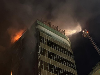 ކެފޭ ޓިއޯލޯގައި އަލިފާން ރޯވެ ޖެހިގެން ހުރި ސްޓޭޓް ބޭންކު އޮފް އިންޑިއާ އިމާރާތާއި އަދި އެހެން ބައެއް އޮފީސްތަކަށް ވެސް ގެއްލުންވެފައިވޭ