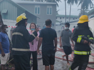 މަނަފަރު ރިސޯޓުގައި ހިނގި އަލިފާނުގެ ހާދިސާ ކޮންޓްރޯލް ކުރުމަށް ފަޔަރ އެންޑް ރެސްކިއު ޓީމު ހަރަކާތްތެރިވަނީ