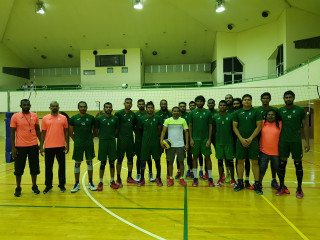 ގައުމީ ވޮލީ ޓީމާއެކު މިނިސްޓަރ މަހްލޫފް