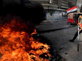 މުޒާހަރާގެ  ބައިވެރިއަކު އީރާން ކޮންސިއުލޭޓްގެ އަރިމަތީގައި ހުރި ޓަޔަރުތަކެއްގައި ރޯކޮށްލަނީ