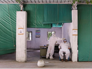 ކޮވިޑް-19 އަށް ޓެސްޓް ކުރުމަށް ސާމްޕަލް ނަގަނީ