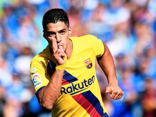 ބާސެލޯނާއަށް ކުޅެމުން އަންނަ އުރުގުއޭގެ ފޯވާޑް ލުއިސް ސުއަރޭޒް