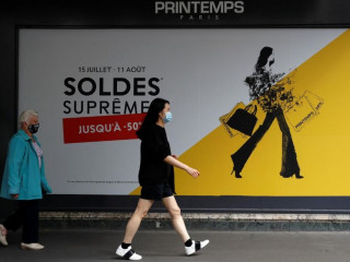 ފްރާންސްގައި މީހުން މާސްކު އަޅައިގެން ހިނގާފައިދަނީ