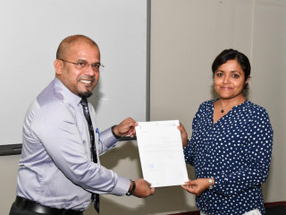 އެމްއާރުއެމް އުފެއްދުމުގެ ހުއްދަ މިނިސްޓަރ ޔުމްނާ މައުމޫނާ ހަވާލުކުރަނީ