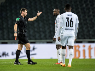 ބޮރޫޝިއާ މޮންޗެންގްލަޑްބަކުގެ ފޯވާޑް މާކަސް ތުރާމަށް ރަތް ކާޑު ދައްކަނިކޮށް