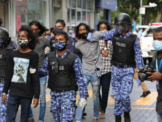 މުޒާހަރާ ކުރި ސަބަބު އޮޅުން ބޮޅުންވެ، ރައީސް ވަހީދުގެ ބަސްމަގު ގައުމު ބަދުނާމުކުރުމާ ދިމާލަށް