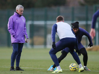 ގަވާއިދުތަކަށް ބޯލެނބުމަށް ޓޮޓެންހަމްގެ ކުޅުންތެރިންނާއި އޮފިޝަލުންނަށް އިލްތިމާސްކޮށްފި