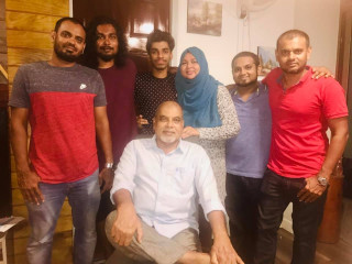 ކޮއްޔަ ހަސަން މަނިކް (މ) އޭނާގެ އާއިލާއާއެކު