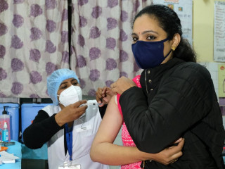 އިންޑިއާގެ ހެލްތު އޮފިޝަލުން ވަނީ އެގައުމުގެ އެކި ސަރަހައްދު ތަކުގައި ވެކްސިން ދިނުމުގެ ޓްރަޔަލްތަކެއް ކުރިއަށް ގެންގޮސްފައި