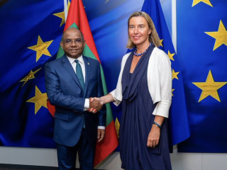 ފެޑްރިކާ މޯގްރެނީ ފޮރިން މިނިސްޓަރ އަބްދުﷲ ޝާހިދާއި ސަލާމް ކުރައްވަނީ