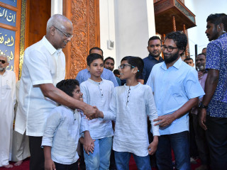 މިދިޔަ އަހަރުގެ އަޟުޙާ ޢީދު ނަމާދަށް ފަހު ރައީސް، ސަލާމް ކުރައްވަނީ