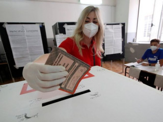 އިޓަލީގެ ގާނޫނު ހަދާ މަޖިލީހުގެ މެންބަރުން މަދުކުރަން ނެގި ވޯޓުން ދައްކާގޮތުން މެންބަރުންގެ އަދަދު 3ބައިކުޅަ އެއްބަޔަށް ދަށްކުރަން ފެންނަކަމަށް ވަނީ ވޯޓު ދީފައި