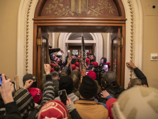 ކެޕިޓޮލްގެ ހަމަނުޖެހުމުގެ ތެރޭގައި ޓްރަމްޕުގެ ސަޕޯޓަރުން އިމާރާތުގެ ތެރެއަށް ވަންނަނީ