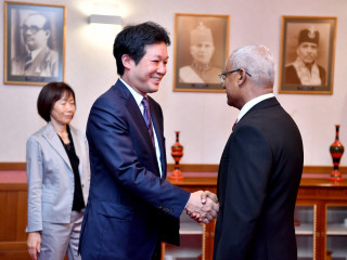 ޖަޕާނުގެ ބޮޑުވަޒީރުގެ ޚާއްޞަ މުޝީރު ރައީސްގެ އަރިހަށް އިޙްތިރާމުގެ ޒިޔާރަތެއް ކުރައްވުން