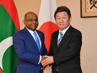 އަބްދުﷲ ޝާހިދު ޖަޕާނުގެ ހާރިޖީ ވަޒީރު މޮޓޭގީ ޓޮޝިމިޓްސު އާއެކު