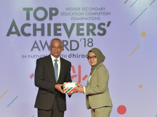 ޓޮޕް އެޗީވަރސް އެވޯޑް ހަފްލާގައި ރައީސް ސޯލިހު ދަރިވަރަކަށް އިނާމް ހަވާލުކޮށްދެއްވަނީ؛ ރައީސް ދެއްވާ ހާއްސަ ސްކޮލަރޝިޕްގެ ދަށުން ކިޔެވުމުގެ ފުރުސަތު ވަނީ ހުޅުވާލާފައި