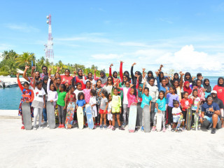 އަންހެންކުދިންގެ ދުވަސް ފާހަގަކުރުމަށް ކުރިއަށް ގެންދިޔަ ޙަރަކާތްތައް ފަސްޓް ލޭޑީ ފަޒްނާ އަހުމަދު ވަނީ ބައްލަވައިލައްވާފައި