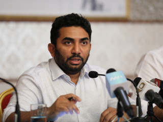 ނޭޝަނަލް އިމަރޖެންސީ އޮޕަރޭޝަންސް ސެންޓަރުގައި ކުރިން ބޭއްވި ނޫސްވެރިންގެ ބައްދަލުވުމެއްގައި ހެލްތް މިނިސްޓަރު އަބްދުﷲ އަމީން ވާހަކަ ދައްކަވަނީ