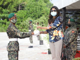 ސިފައިންގެ 66 ވަނަ އަސާސީ ތަމްރީން ކޯހުގެ ދަސްވެނިވުމުގެ ރަސްމިއްޔާތުގެ ތެރެއިން، ޑިފެންސް މިނިސްޓަރ މާރިޔާ އަހުމަދު ދީދީ ކޯހުގައި ވަނަ ހާސިލްކުރި ދަރިވަރަކަށް އިނާމު ހަވާލުކޮށްދެއްވަނީ