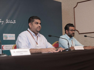 އަންގާރަ ދުވަހު ބޭއްވި ނޫސްވެރިންގެ ބައްދަލުވުމުގައި އެންއީއޯސީގެ ތަރުޖަމާނު މަބްރޫކް (ވ) އަދި އައިޖީއެމްއެޗްގެ ޑޮކްޓަރު މޫސާ ހުސައިން (ކ)