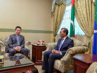 ރައްޔިތުންގެ މަޖިލީހުގެ ރައީސް، ރައީސް މުހައްމަދު ނަޝީދު އަދި ޗައިނާއިން ރާއްޖެއަށް ކަނޑައަޅުއްވާފައި ހުންނަވާ ސަފީރު،  ޖަންގ ލިޖޮންގ