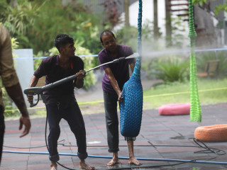 ސަލްޓަން ޕާކުގައި ކުޑަކުދިން ކުޅެން ބޭނުންކުރަ ސާމާނު ދޮވެ ސާފުކުރުމުގެ މަސައްކަތް ކުރަނީ؛ ޕާކު ތަކާއި މައިޒާންތައް ހުޅުވާލާއިރު އަމަލުކުރަންޖެހޭ އުސޫލުވަނީ އާންމުކޮށްފައި