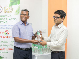 ރައްޔިތުންގެ މަޖިލީހުގެ އެންވަޔަރަންމަންޓް އެންޑް ކްލައިމެޓް ކޮމިޓީގެ މުޤައްރިރު އަހުމަދު ސަލީމަށް އެމްސެވަންގެ މެނޭޖިން ޑިރެކްޓަރ މުހައްމަދު އަބްދުއް ސައްތާރު ފުޅި ހަވާލުކޮށްދެއްވަނީ