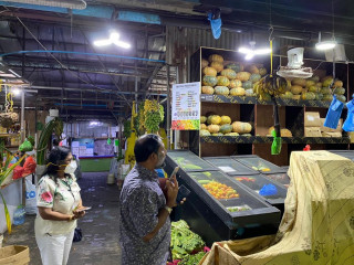 ލޯކަލް މާރުކޭޓްގެ ގޮޅިތައް ބެއްލުވުމަށް މާލެ ސިޓީ ކައުންސިލްގެ މޭޔަރު ޝިފާ މުހައްމަދު ވަޑައިގެން (ފައިލް ފޮޓޯ)