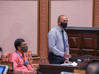 އިސްލާމިކް މިނިސްޓަރ ޑޮކްޓަރ އަޙްމަދު ޒާހިރު ރައްޔިތުންގެ މަޖިލީހުގައި މެމްބަރުންގެ ސުވާލުތަކަށް ޖަވާބު ދެއްވަނީ