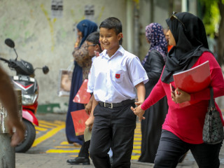 ސްކޫލް މި އަހަރަށް ބަންދުކޮށް ރިޕޯޓް ފިތް ދިން ދުވަހު ދަރިވަރަކު ބެލެނިވެރިއާއެކީ ހިނގާލާފައި ގެއަށް ދަނީ